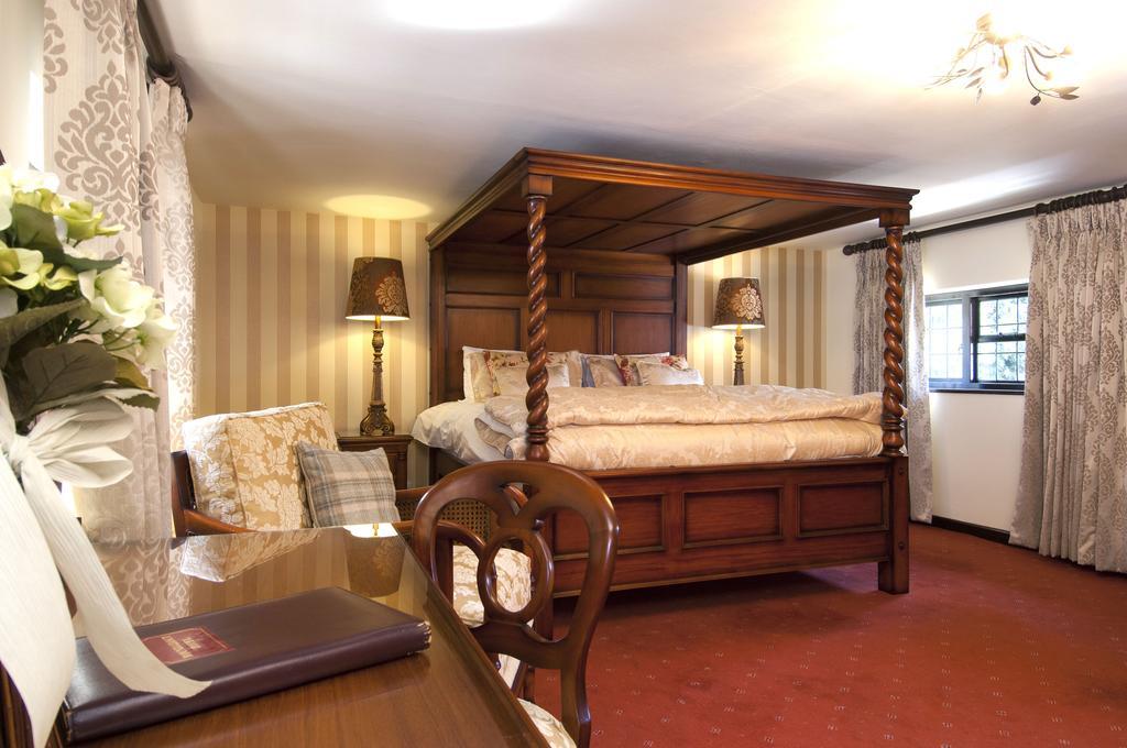 The Roundabout Hotel Pulborough Room photo